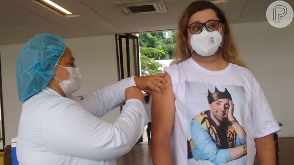 Amigo de Paulo Gustavo, Marcos Majella usou camisa com foto do ator ao receber vacina contra Covid