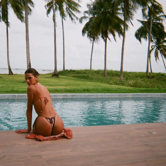 'Barriga chapada' de Bruna Marquezine em revista diverte atriz em treino: 'Não fica'. Confira!