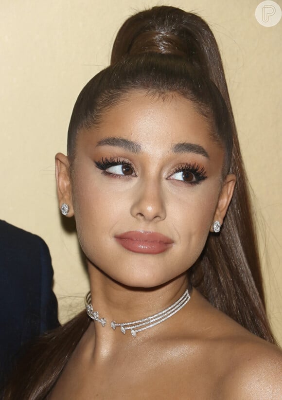 Ariana Grande postou nos tons terrosos e uma maquiagem esfumada,  com delineado de gatinho e batom nude para seu casamento com Dalton Gomez
