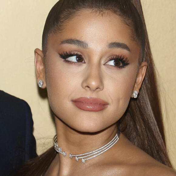 Ariana Grande postou nos tons terrosos e uma maquiagem esfumada,  com delineado de gatinho e batom nude para seu casamento com Dalton Gomez