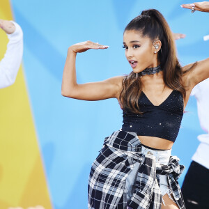 Ariana Grande ganhou ganhou anel de noivado estimado em R$ 1,7 milhão, em dezembro de 2020