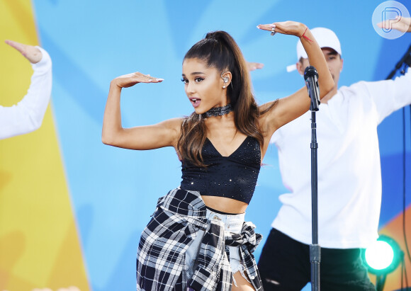 Ariana Grande ganhou ganhou anel de noivado estimado em R$ 1,7 milhão, em dezembro de 2020