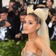 Ariana Grande completou look de noiva com véu de bolha bordado à mão na altura dos ombros e um laço de cetim doce no topo