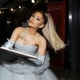 Ariana Grande usou vestido de noiva justo,  feito   em charmeuse de seda   na cor branco-lírio acentuado e um decote esculpido, sem alças. 