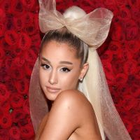 Casamento de Ariana Grande: noiva brilha com vestido charmeuse de seda e véu de bolha