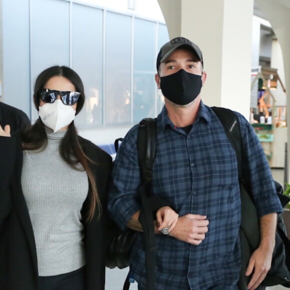 Aerolook de Juliette: ex-'BBB 21' usa produção comfy em tons neutros ao chegar a SP. Fotos!