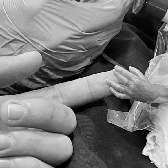 Pai de Whindersson Nunes se pronunciou após a morte do neto, João Miguel: 'Essa criança antes mesmo de nascer foi tão amada que Deus deixou ela vir ao mundo e passar 24 horas com os familiares antes de virar uma estrelinha no céu!'