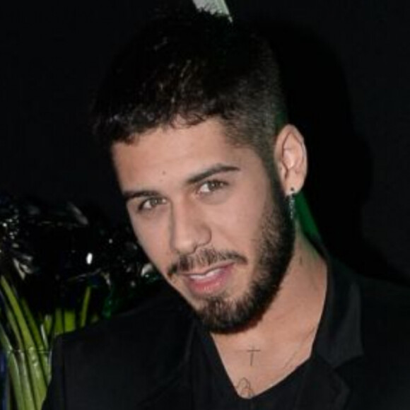 Zé Felipe mostrou marcas de ataque de carrapatos no corpo: 'Não é sarna!'
