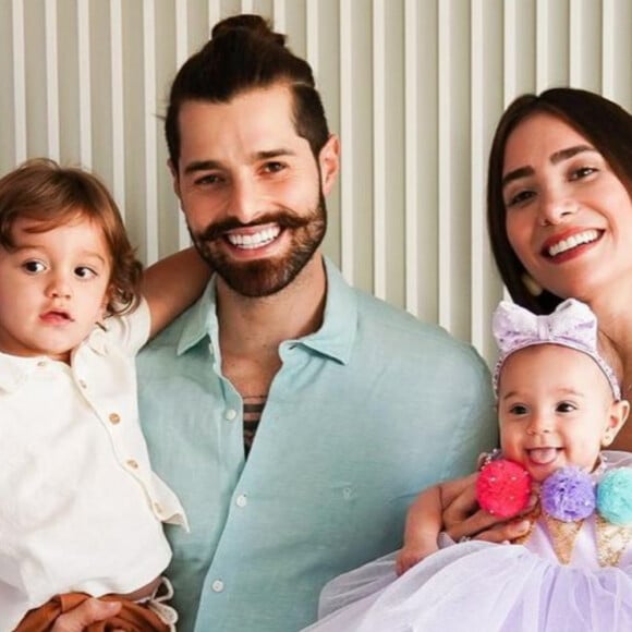 Alok reuniu mulher, Romana Novais, e filhos, Ravi e Raika, em foto para se declarar à família: 'Mundo ficou melhor desde que vocês chegaram'