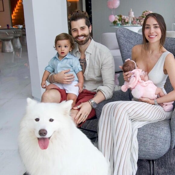 Alok e a mulher, Romana Novais, pais de Ravi e Raika, foram elogiados por foto em família