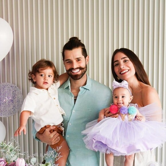 Alok posou com a mulher, Romana Novais, e filhos, Ravi e Raika, em foto para se declarar à família