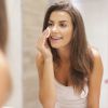 Os demaquilantes ajudam a manter a pele limpa e livre de acne