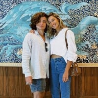 Sasha Meneghel e João Figueiredo combinam moletom de R$ 2.200 ao deixarem Dubai