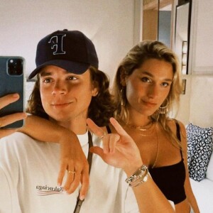 Sasha Meneghel e João Figueiredo combinaram moletom de R$ 2.200 ao deixarem Dubai