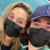 Sasha Meneghel e João Figueiredo combinaram moletom de mais de R$ 2.200 ao embarque em voo que deixou Dubai