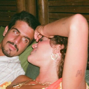 Bruna Marquezine movimentou a web ao postar foto de dois fósforos queimados; simpatia aponta para casamento