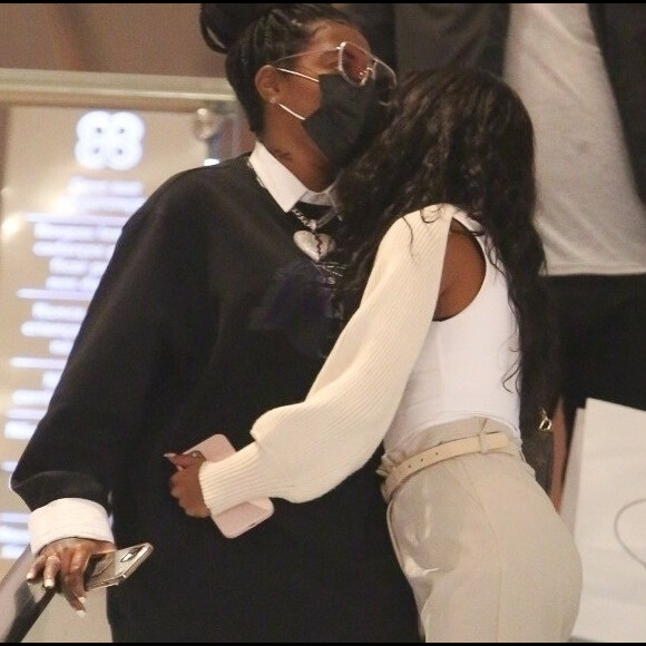 Ludmilla e Brunna Gonçalves são vistas em clima de romance em shopping de luxo no Rio