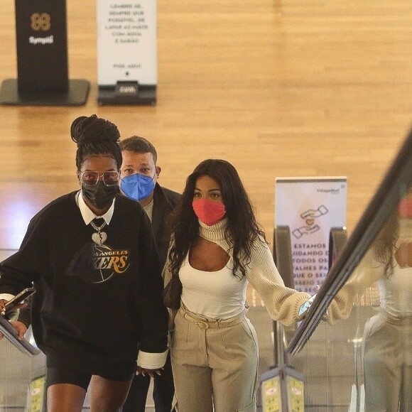 Ludmilla e Brunna Gonçalves são simpáticas e atendem fãs no Rio de Janeiro