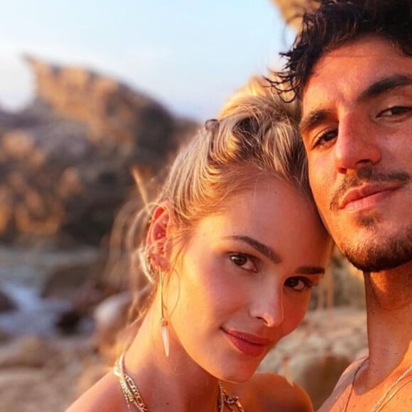 Gabriel Medina e Yasmin Brunet não vivem boa relação com a  família do atleta