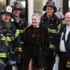 A estrela Sharon Stone fotografou ao lado de um grupo de bombeiros, em novembro de 2012