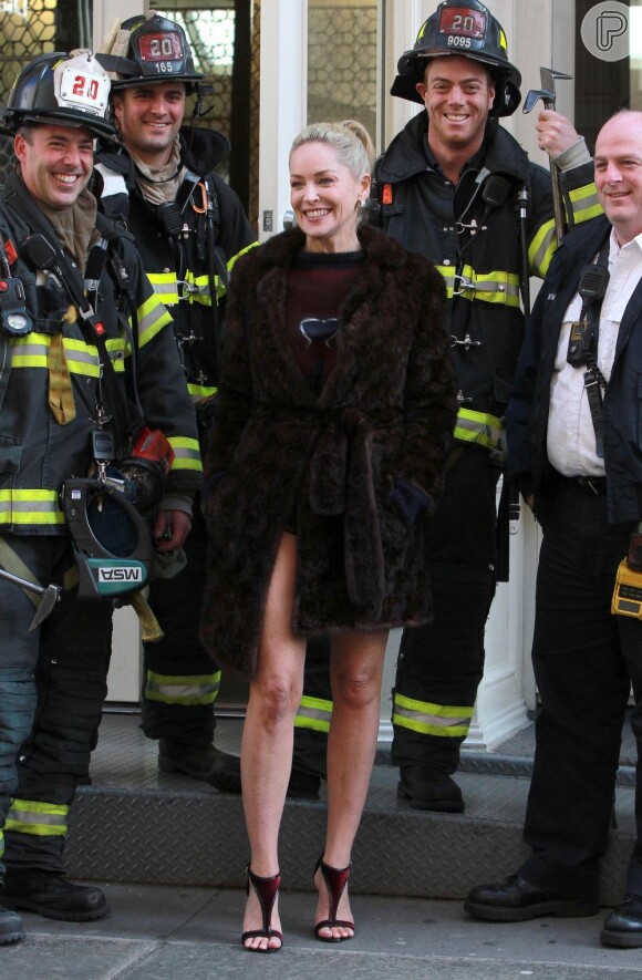 A estrela Sharon Stone fotografou ao lado de um grupo de bombeiros, em novembro de 2012