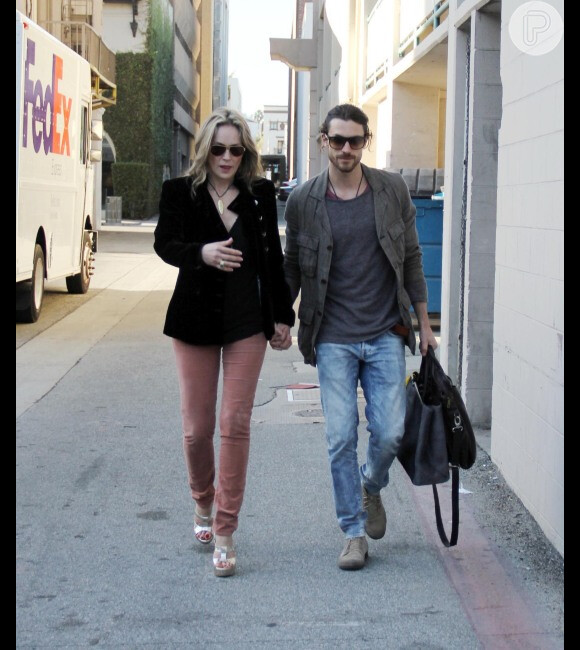 Sharon caminha com o namorado, Martin Mica, em Los Angeles, na Califórnia, em janeiro de 2013