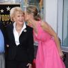 Sharon beija Carol Bayer Sager na cerimônia de entrega de placa na Calçada da Fama de Jane Morgan, em Hollywood, em maio de 2011