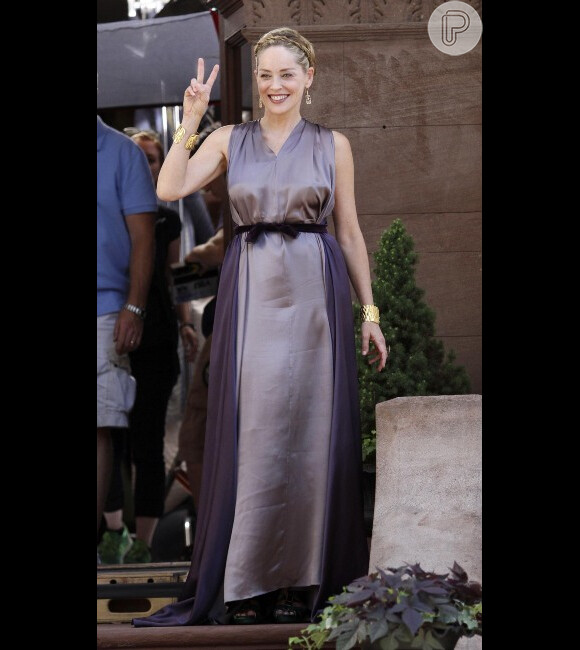 Caracterizada de deusa grega, a atriz foi clicada enquanto filmava 'Gods Behaving Badly', em Nova York, em agosto de 2011
