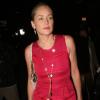 Sharon Stone arrasou no vestido rosa para jantar em Beverly Hills, em junho de 2011
