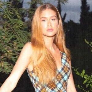 Marina Ruy Barbosa encanta web em foto topless e coleciona elogios de famosas