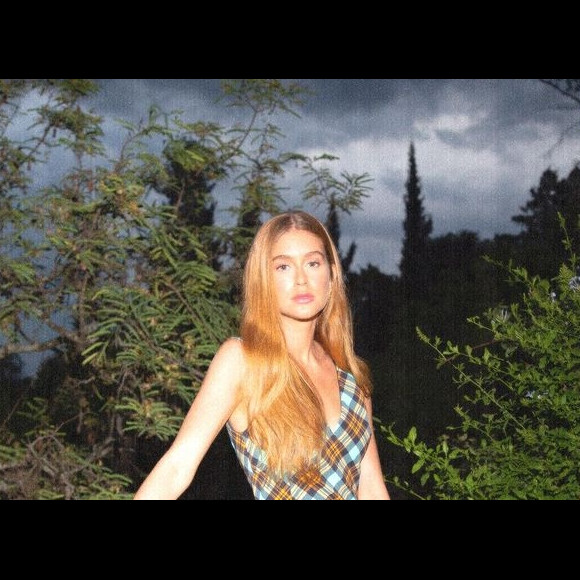 Marina Ruy Barbosa encanta web em foto topless e coleciona elogios de famosas
