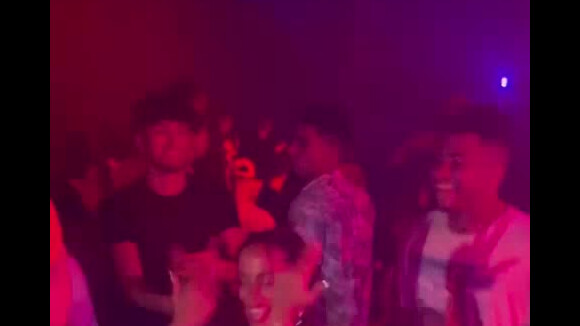 Anitta rebolando ao lado de amigos e gringos em festa de Miami
