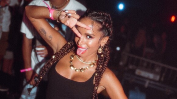 'Vai Malandra'! Anitta rebola ao som do seu hit com amigas e gringos em festa em Miami. Vídeo!