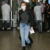 Matrcella Rica desembarca em aeroporto com look comfy, de jeans e coturno