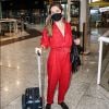 Ingrid Guimarães usa macacão vermelho em viagem de avião