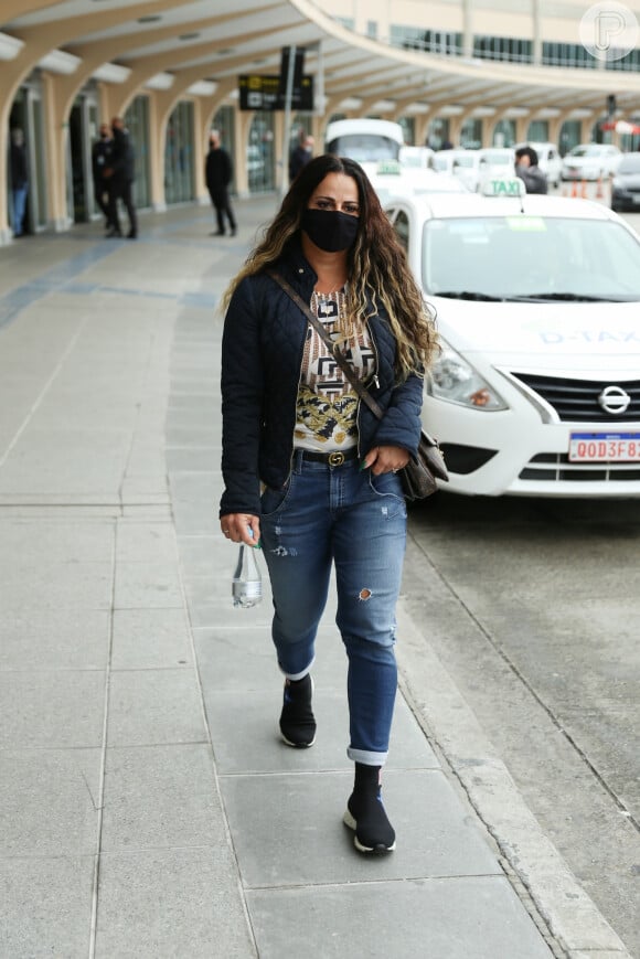 Viviane Araújo aposta no conforto em aerolook com calça jeans e tênis