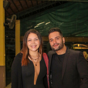 Aysha Benelli posa com o namorado da mãe, Felipe Dominguez