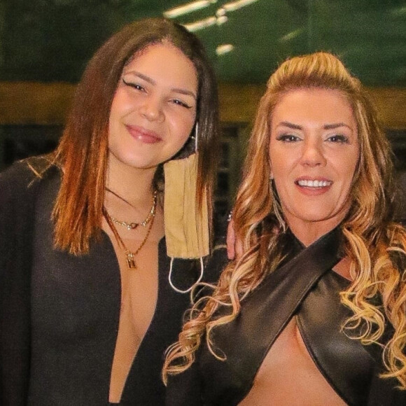 Aysha Benlli posa com a mãe, Simony, e o namorado dela, Felipe Dominguez