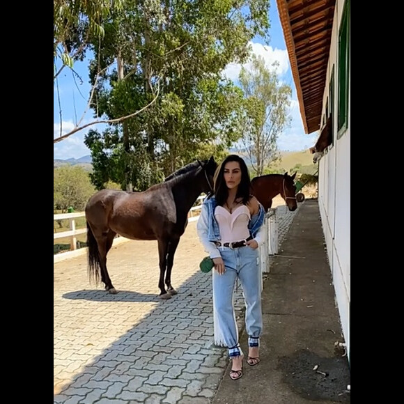 Cleo dispensou look branco ao se casar com Leandro D'Lucca