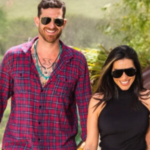 Casamento de Cleo: atriz e noivo, Leandro D'Lucca, combinam looks preto em cerimônia