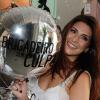 Fernanda Paes Leme posa com balão escrito: 'Brigadeiro, sem culpa'