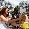 Fernanda Paes Leme vai às ruas para entregar balões às mulheres
