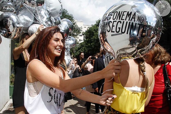 Fernanda Paes Leme vai às ruas para entregar balões às mulheres