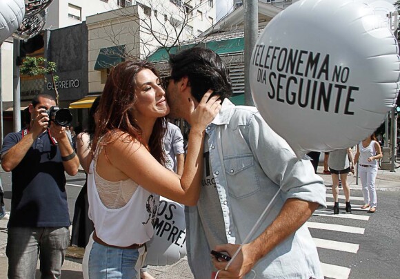 Fernanda Paes Leme é simpática e beija fã