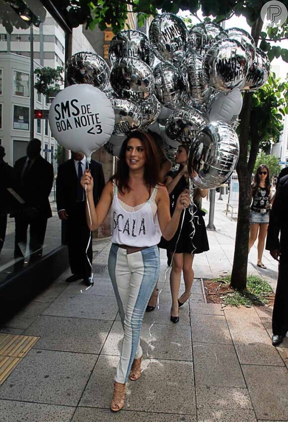 Fernanda Paes Leme anda pelas ruas da Rua Augusta em SP, com balões na mão