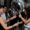 Fernanda Paes Leme entrega os balões para todas as mulheres nas ruas