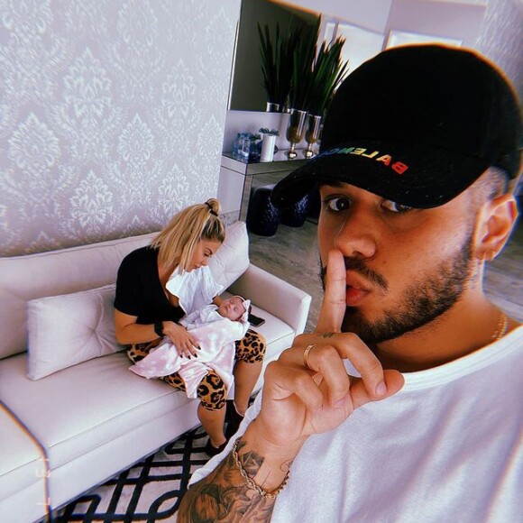 Zé Felipe mostra flagra de Poliana, sua mãe, colocando a neta para dormir