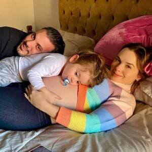 Thaeme Mariôto e o marido, Fabio Elias, pais de Liz, 2 meses, vão ser pais de outra menina, Liz