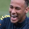 Foto de Neymar ao lado de seu helicóptero gerou reações divertidas na web: 'Normal é foto com carro na garagem, aí vem o Neymar e posta foto com helicóptero na garagem'