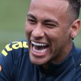 Foto de Neymar ao lado de seu helicóptero gerou reações divertidas na web: ' Normal é foto com carro na garagem, aí vem o Neymar e posta foto com helicóptero na garagem' 